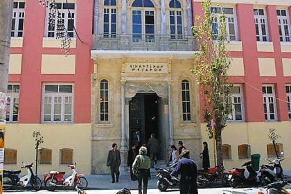 Η ανήλικη κόρη ειδοποίησε το «χαμόγελο του παιδιού» για την κακοποίηση της μητέρας της