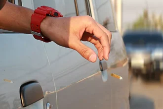 Πετάς τσιγάρα από το αυτοκίνητο; Τι πρόστιμο έχει και πόσες μέρες χάνεις το δίπλωμα;