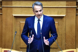 Μητσοτάκης στη Βουλή: Η Ελλάδα στέκεται πλέον όρθια και περήφανη - Θα συνιστούσα αυτοσυγκράτηση στους ψευτοπατριώτες