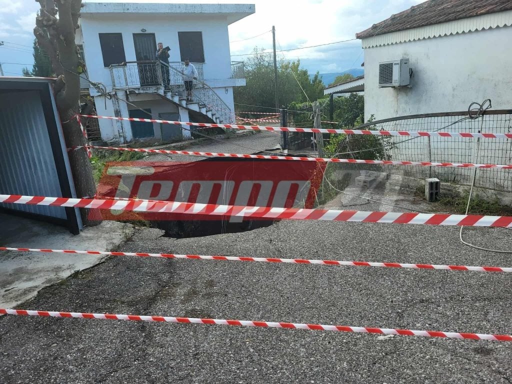 Ψάχνουν πώς άνοιξε ο κρατήρας σε χωριό στην Αιτωλοακαρνανία -Εκκενώθηκαν σπίτια, «έχει βάθος 8 μέτρα, έκταση 50-60 τ.μ.»