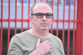 Συνελήφθη ο πρόεδρος του Ατρομήτου Βασίλης Μπέτσης-Βρέθηκαν φωτοβολίδες, κροτίδες και κοντάρια στο γήπεδο του Περιστερίου ΦΩΤΟ