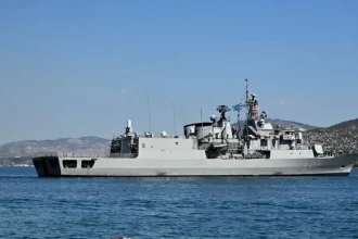Η φρεγάτα «Σπέτσαι» εκτελεί αποστολή έρευνας και διάσωσης σε φλεγόμενο δεξαμενόπλοιο ανοικτά της Υεμένης