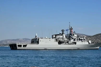 Η φρεγάτα «Σπέτσαι» εκτελεί αποστολή έρευνας και διάσωσης σε φλεγόμενο δεξαμενόπλοιο ανοικτά της Υεμένης