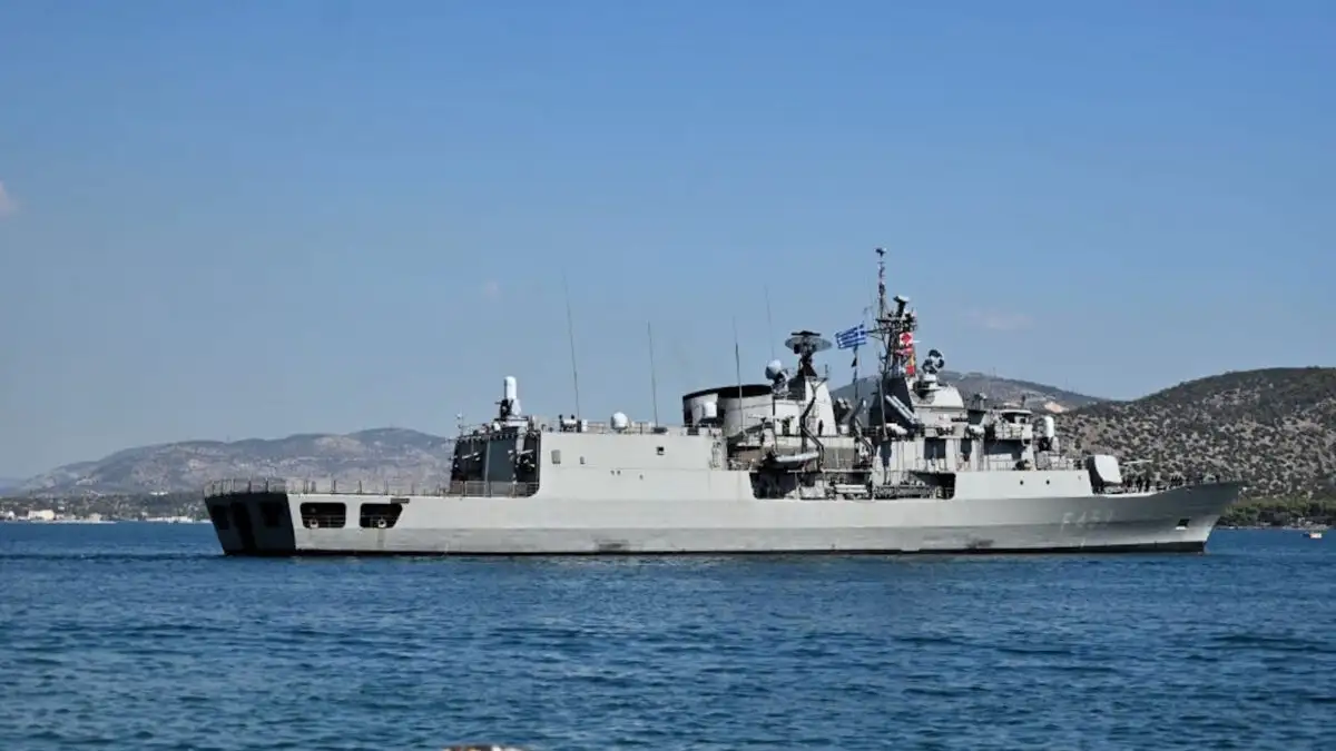 Η φρεγάτα «Σπέτσαι» εκτελεί αποστολή έρευνας και διάσωσης σε φλεγόμενο δεξαμενόπλοιο ανοικτά της Υεμένης