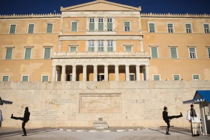 Μαρινάκης: Μόλις ψηφιστεί η τροπολογία για το μνημείο του Αγνώστου Στρατιώτη, δεν θα επιτρέπεται ούτε διαμαρτυρία ούτε γκράφιτι και πανό
