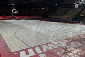 ΣΕΦ: Τοποθετήθηκαν μουσαμάδες για την προστασία του παρκέ από τη βροχή μετά το Ολυμπιακός - Πανιώνιος