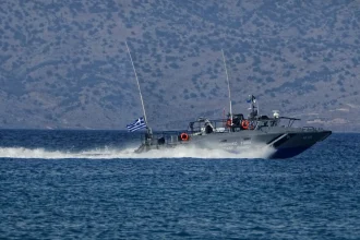 Δύο καταδιώξεις σκαφών με 65 μετανάστες ανοιχτά της Λέρου