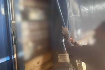 Οδηγός φορτηγού μετέφερε στοιβαγμένους στην καρότσα δέκα μετανάστες από την Κίνα