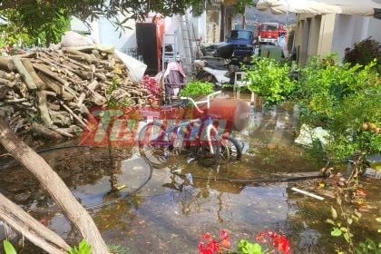 Πλημμύρες σε Αιτωλικό και Κατοχή: Ακαθάριστα φρεάτια καταγγέλλουν οι κάτοικοι - Συνεχίζεται η επιχείρηση Πυροσβεστικής & Δήμου (ΦΩΤΟ)