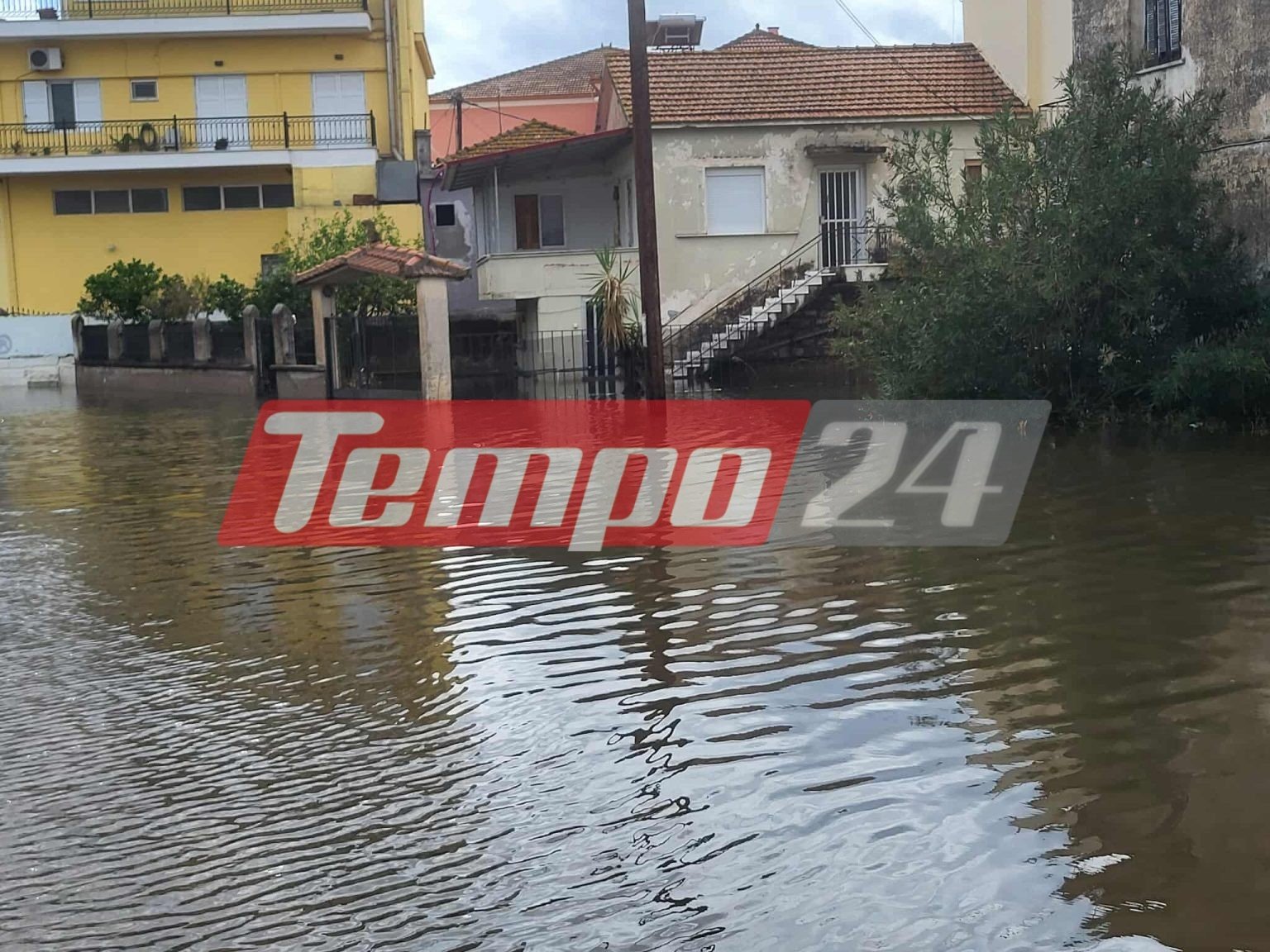 Ισχυρές βροχές και καταιγίδες σε όλη τη χώρα: Μην εφησυχάζετε ακόμα και αν κοπάζουν τα φαινόμενα, προειδοποιούν οι μετεωρολόγοι