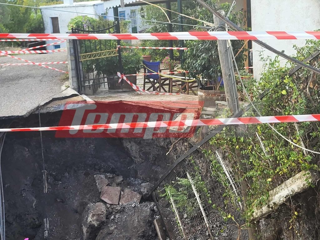 Ψάχνουν πώς άνοιξε ο κρατήρας σε χωριό στην Αιτωλοακαρνανία -Εκκενώθηκαν σπίτια, «έχει βάθος 8 μέτρα, έκταση 50-60 τ.μ.»