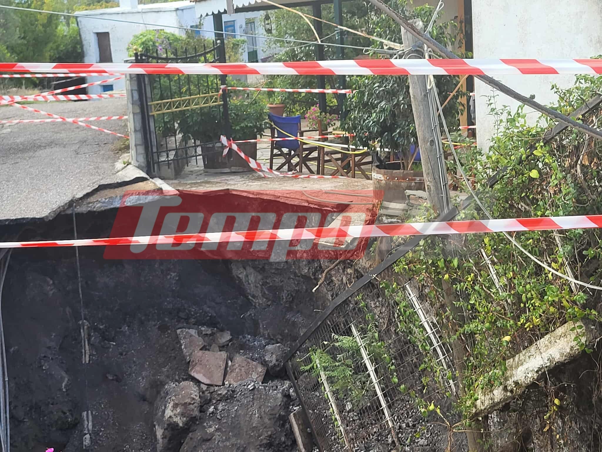 Δυτ. Ελλάδα: Δημιουργήθηκε κρατήρας δεκάδων μέτρων μέσα σε κοινότητα ανάμεσα σε σπίτια που έχουν αποκλειστεί- ΑΠΙΣΤΕΥΤΕΣ ΕΙΚΟΝΕΣ