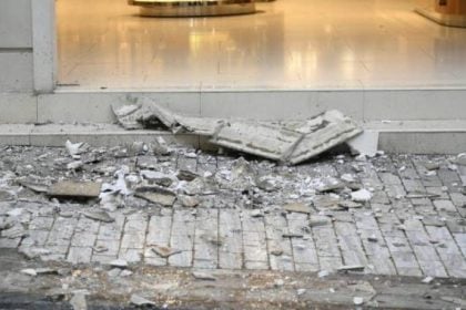 ΤΩΡΑ - Πάτρα: Κατάρρευση τμήματος μπαλκονιού στην Αγίου Ανδρέου, κλειστό το σημείο