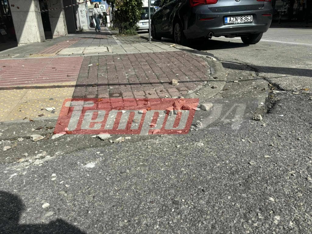 Πάτρα: Έπεσαν κομμάτια από μπαλκόνι στην Αγίου Ανδρέου, μπήκε σήμανση στο σημείο (ΦΩΤΟ)