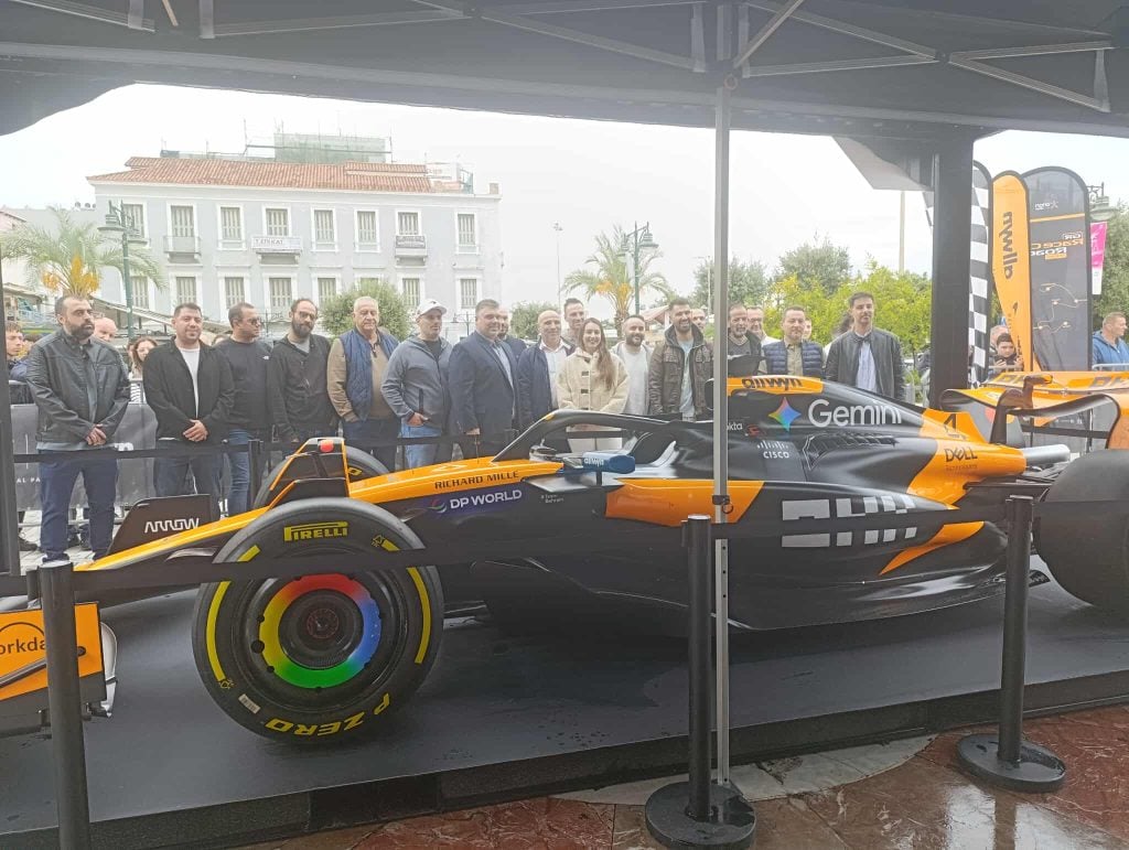 Την απόλυτη εμπειρία Formula 1 έζησαν οι Πατρινοί!– Πλήθος κόσμου στο showcar της McLaren F1 Team - "Ουρές" για τους προσομοιωτές! BINTEO και ΦΩΤΟΓΡΑΦΙΕΣ