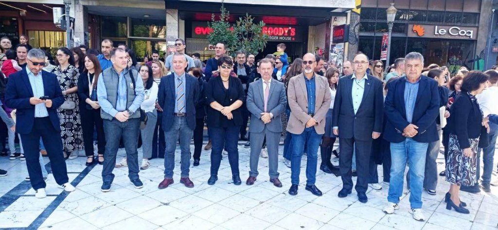 Πάτρα: Οι μαθητές τίμησαν την Εθνική Επέτειο - Κατέθεση στεφάνων στην πλ. Όλγας ΦΩΤΟ