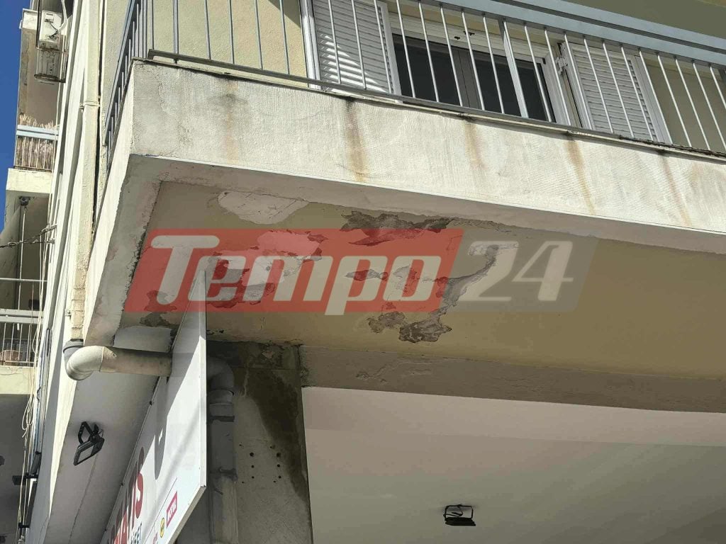 Πάτρα: Έπεσαν κομμάτια από μπαλκόνι στην Αγίου Ανδρέου, μπήκε σήμανση στο σημείο (ΦΩΤΟ)
