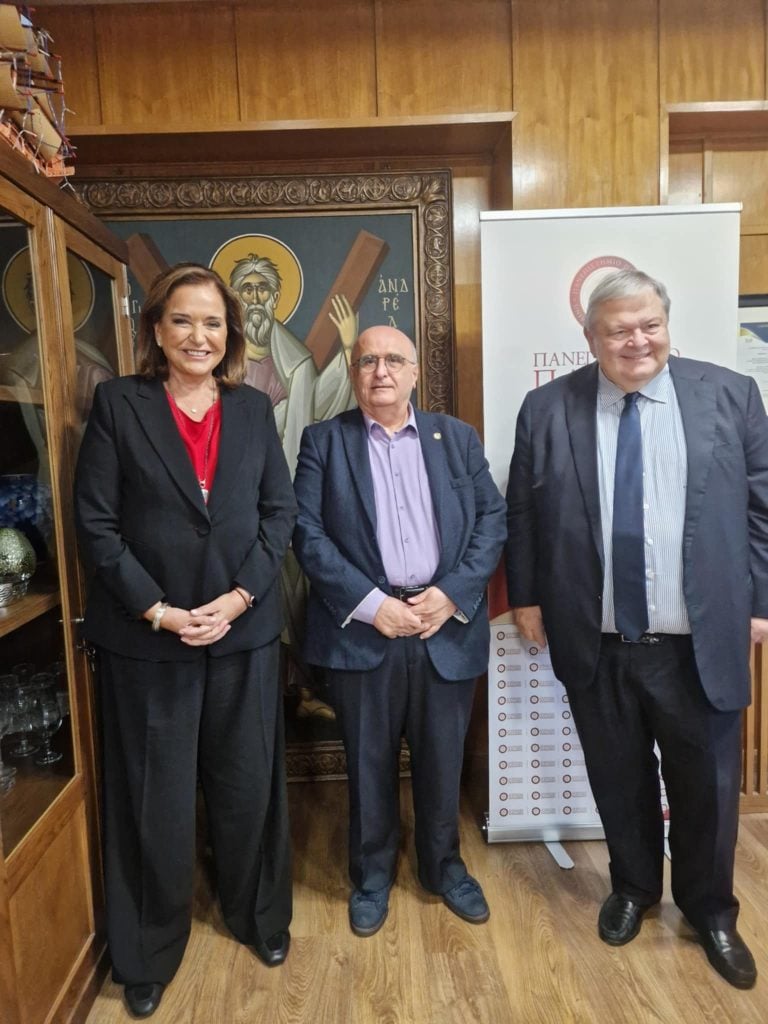 Πάτρα: Κατάμεστη η αίθουσα στην εκδήλωση με ομιλητές Μπακογιάννη και Βενιζέλο (ΦΩΤΟ)