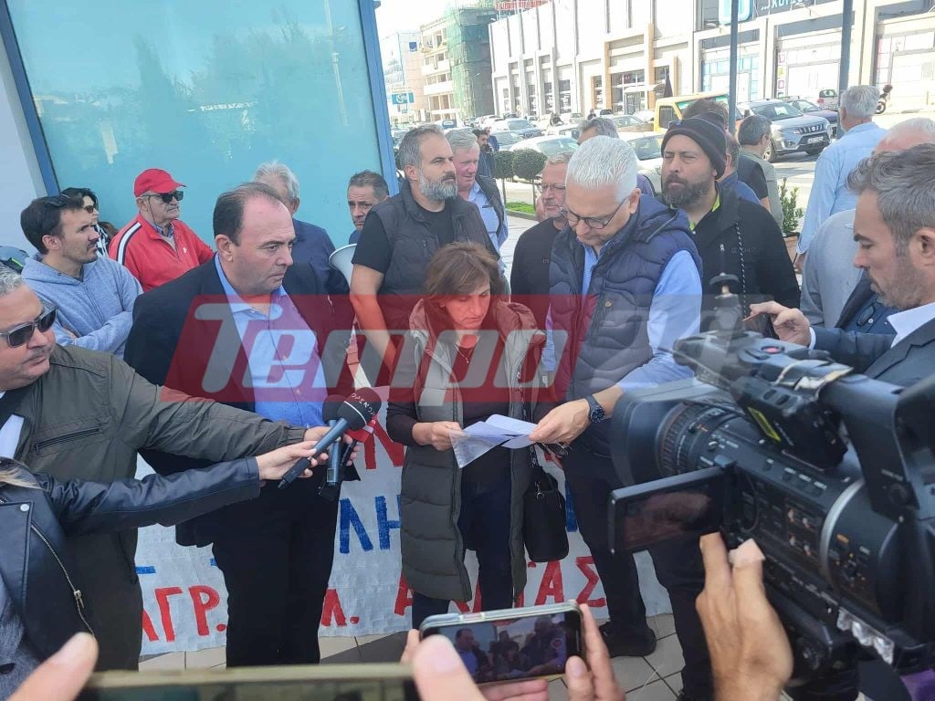 Πάτρα: Αγρότες και κτηνοτρόφοι "φώναξαν" έξω από την Περιφέρεια - Ζητούν καταβολή αποζημιώσεων και επιδοτήσεων (ΦΩΤΟ)