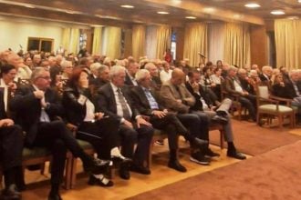 Πάτρα: Κατάμεστη η αίθουσα στην εκδήλωση με ομιλητές Μπακογιάννη και Βενιζέλο (ΦΩΤΟ)