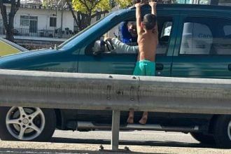 Πάτρα: Μικροί ρομά κρέμονται από ΙΧ προκαλώντας σοκ στους οδηγούς ΦΩΤΟ