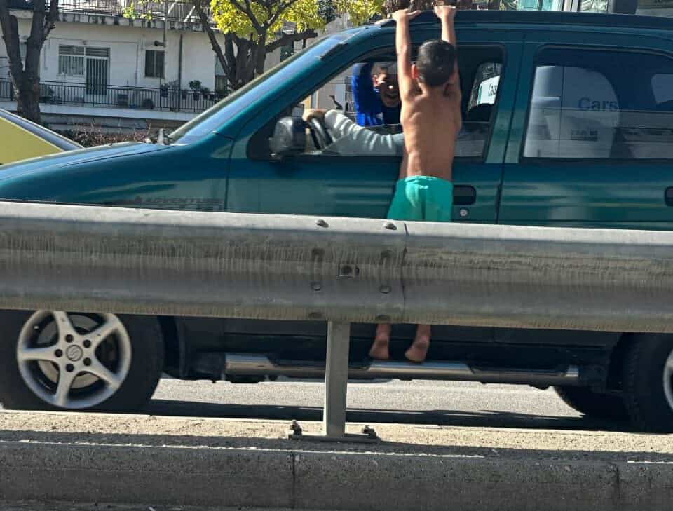 Πάτρα: Μικροί ρομά κρέμονται από ΙΧ προκαλώντας σοκ στους οδηγούς ΦΩΤΟ