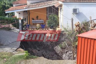 Ψάχνουν πώς άνοιξε ο κρατήρας σε χωριό στην Αιτωλοακαρνανία -Εκκενώθηκαν σπίτια, «έχει βάθος 8 μέτρα, έκταση 50-60 τ.μ.»