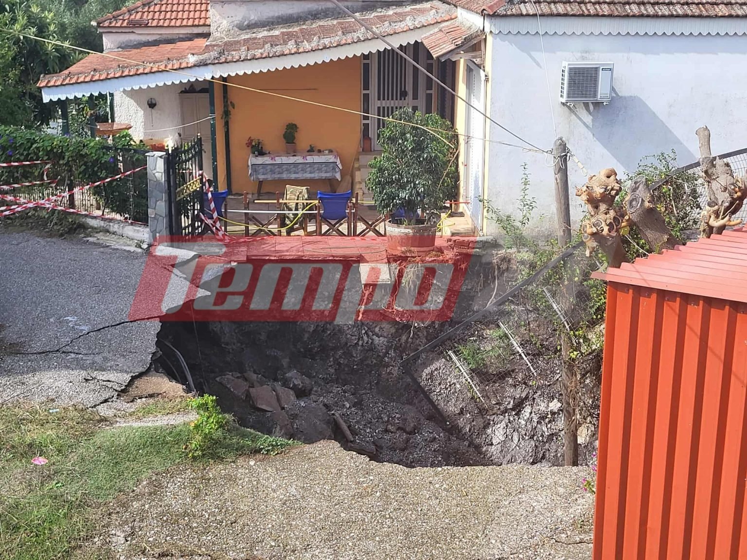 Ψάχνουν πώς άνοιξε ο κρατήρας σε χωριό στην Αιτωλοακαρνανία -Εκκενώθηκαν σπίτια, «έχει βάθος 8 μέτρα, έκταση 50-60 τ.μ.»