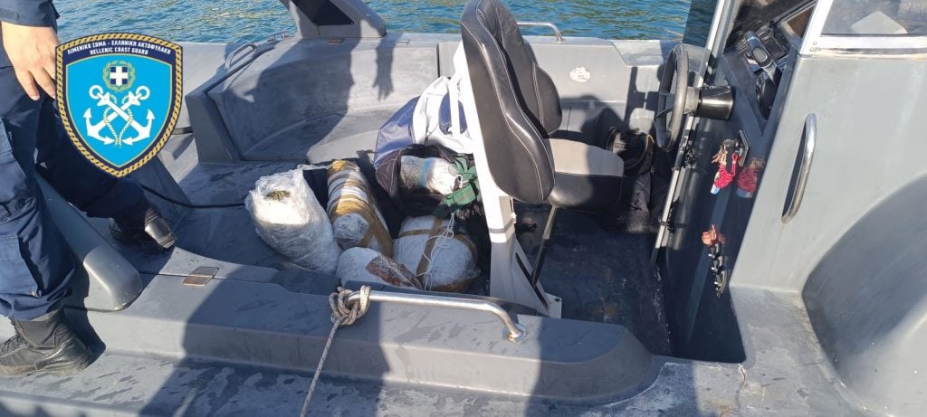 Μεγάλη επιχείρηση στην Ηγουμενίτσα: Κατασχέθηκαν 135,88 κιλά κάνναβη - Συνελήφθη 50χρονος αλλοδαπός - Βυθίστηκε μαζί με ...τα ναρκωτικά - Δείτε ΦΩΤΟ