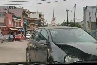 Πάτρα: ΙΧ πέρασε στο αντίθετο ρεύμα και… “καβάλησε” πεζοδρόμιο σε σημείο που περνούν κάθε πρωί μαθητές! (ΦΩΤΟ)