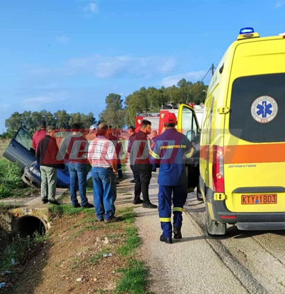 Αχαΐα - Απίστευτο τροχαίο: Εκσκαφέας παρέσυρε ΙΧ και το πέταξε σε χαντάκι - Επιχείρηση για τον απεγκλωβισμό των επιβατών ΦΩΤΟ