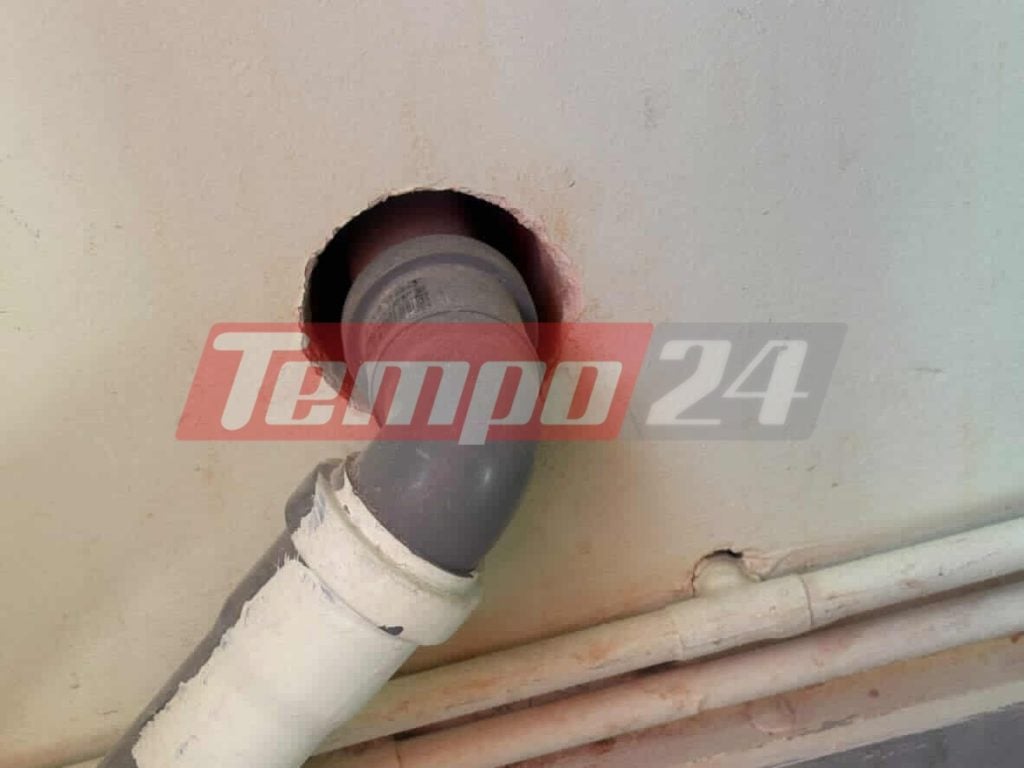 Πάτρα: Εικόνες ντροπής στο 4ο ΕΠΑΛ - Οι μαθητές κάνουν μάθημα στους διαδρόμους, ανάμεσα σε ποντίκια ΦΩΤΟ