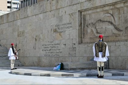 Πολιτική «θύελλα» για τον Άγνωστο Στρατιώτη – Δριμεία κριτική από την αντιπολίτευση  