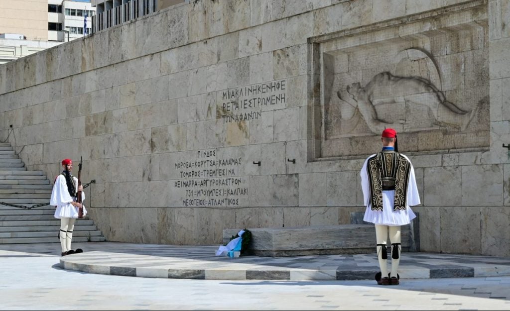 Πολιτική «θύελλα» για τον Άγνωστο Στρατιώτη – Δριμεία κριτική από την αντιπολίτευση  