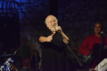 Ο πολιτικός κόσμος αποχαιρετά τον Διονύση Σαββόπουλο