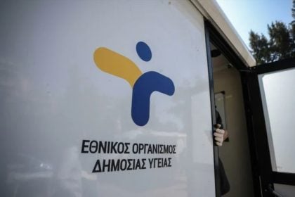 ΕΟΔΥ: Μία νέα διασωλήνωση και ένας θάνατος από κορονοϊό την τελευταία εβδομάδα – Τα στοιχεία για την γρίπη