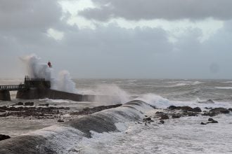 Σαρώνει τη Γαλλία η καταιγίδα Μπέντζαμιν: Πάρκα και κήποι έκλεισαν στο Παρίσι