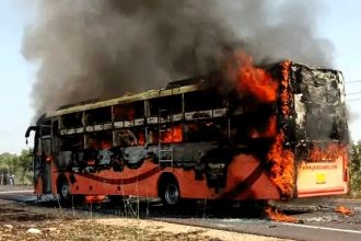 Ινδία: 25 άνθρωποι κάηκαν ζωντανοί μετά από σύγκρουση λεωφορείου με μοτοσικλέτα