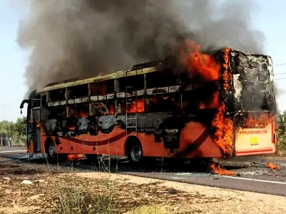 Ινδία: 25 άνθρωποι κάηκαν ζωντανοί μετά από σύγκρουση λεωφορείου με μοτοσικλέτα