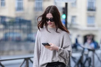 Καφέ sneakers: Η τάση που αξίζει να δοκιμάσετε αυτή τη σεζόν