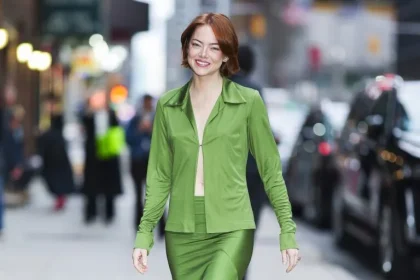 Emma Stone: Φόρεσε το εμβληματικό co-ord set της Gwyneth Paltrow με την υπογραφή Donna Karan