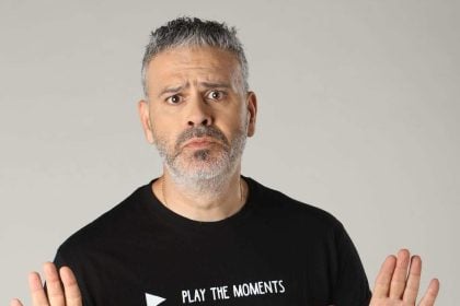Ο Λούης Πατσαλίδης με την καινούρια του παράσταση "ΠΛΗΝ 30" έρχεται στην Πάτρα