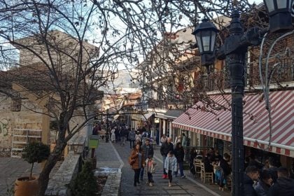 Τα Καλάβρυτα τιμούν την μνήμη των νεκρών των Τεμπών - Δύο δρόμοι με τα ονόματα θυμάτων από την Αχαΐα ΦΩΤΟ