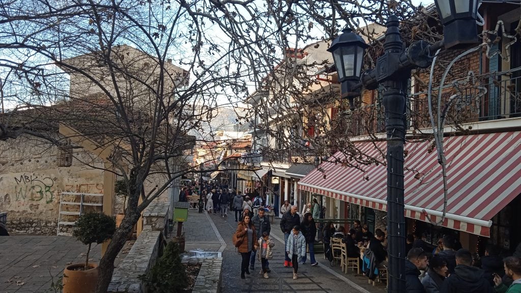 Τα Καλάβρυτα τιμούν την μνήμη των νεκρών των Τεμπών - Δύο δρόμοι με τα ονόματα θυμάτων από την Αχαΐα ΦΩΤΟ