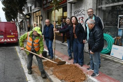 Δήμος Πατρέων : Δενδροφύτευση στη Γούναρη - ΦΩΤΟ