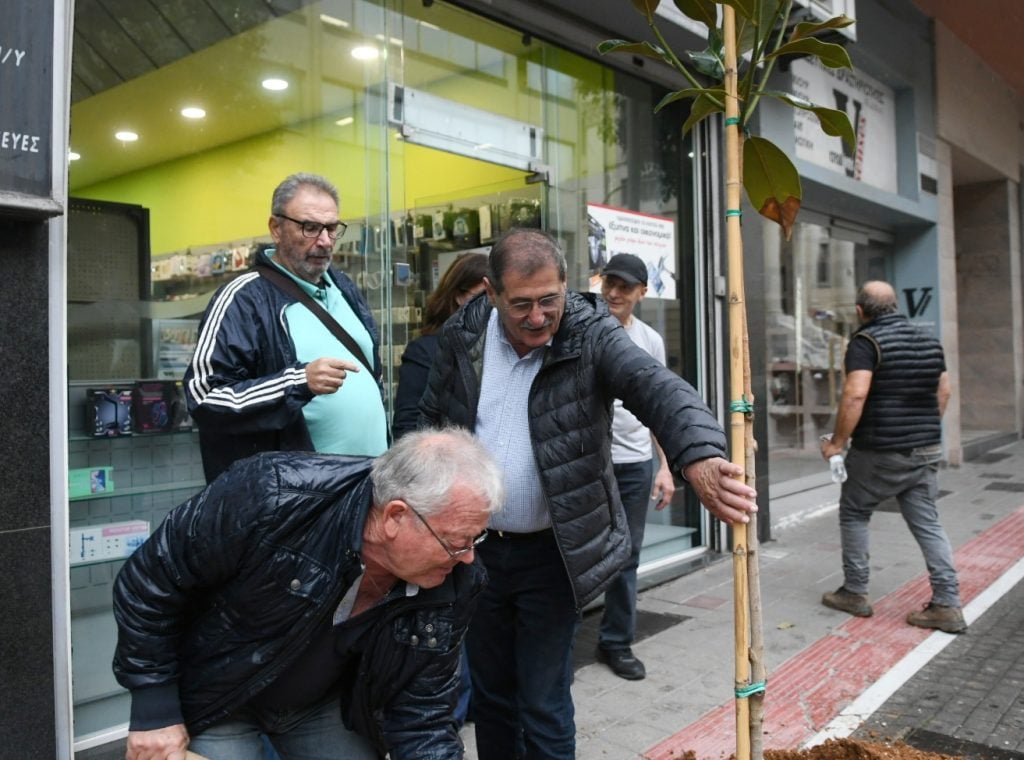 Δήμος Πατρέων: Δενδροφύτευση στη Γούναρη - ΦΩΤΟ