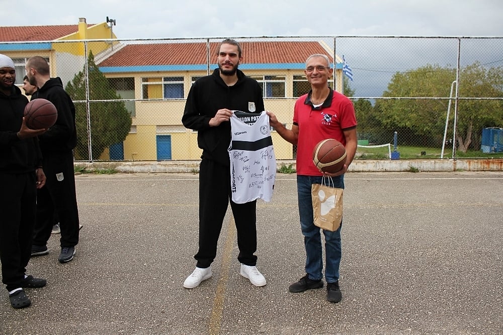 Oι παίκτες του Απόλλωνα επισκέφθηκαν το Γυμνάσιο Σαραβαλίου
