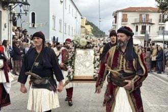 Τον Προστάτη της Άγιο Δημήτριο γιορτάζει σήμερα η Ναύπακτος - ΦΩΤΟ