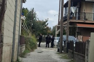 Έγκλημα στα Τρίκαλα: Έβλεπαν μαζί τηλεόραση, πήρε την πετσέτα από το μπάνιο και έπνιξε τη μητέρα του ο 18χρονος