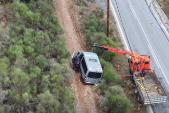 Καλάβρυτα: Στήθηκε επιχείρηση για τουρίστα που γλίστρησε με το αυτοκίνητό του σε πλαγιά - ΒΙΝΤΕΟ